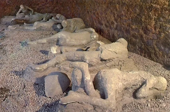 Calchi in gesso di vittime dell'eruzione del 79 d.C. a Pompei