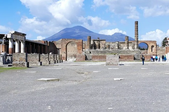Il Foro di Pompei con il Vesuvio in lontananza