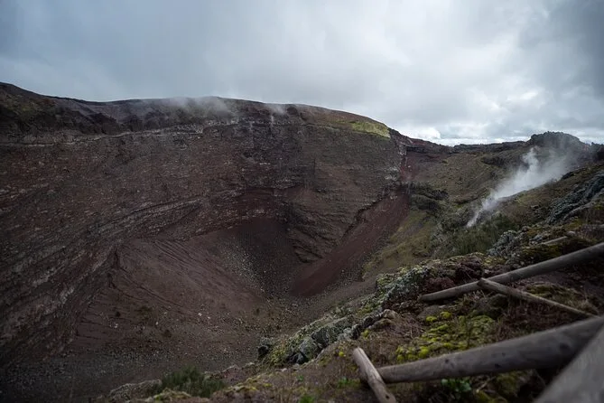 Il cratere fumante del Vesuvio visto dal sentiero del bordo