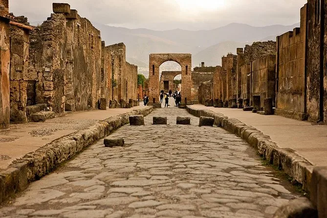 Una strada romana lastricata con le passatoie di pietra a Pompei