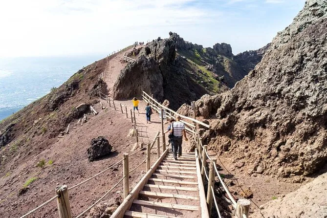 Gradini di legno e recinzioni sul sentiero che sale al cono del Vesuvio