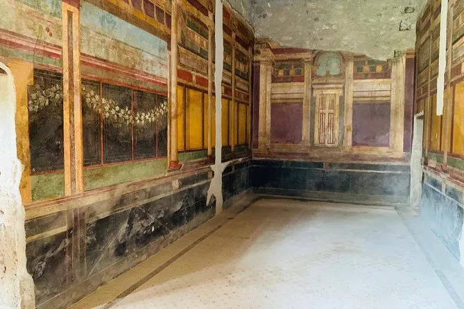 Una stanza romana dipinta con pareti rosse e nere a Pompei