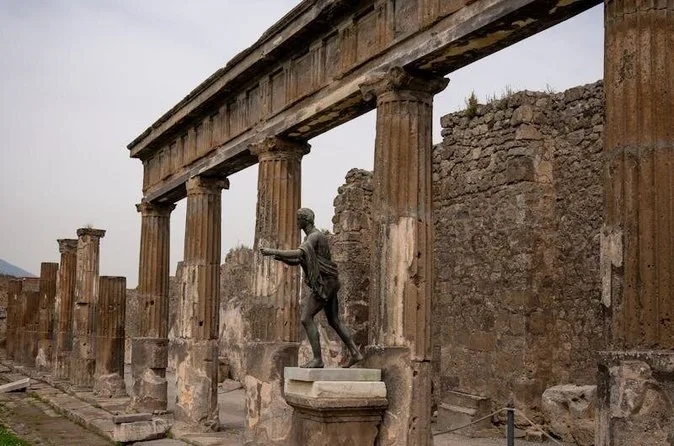 Säulen des Forums von Pompeji unter hellem Himmel