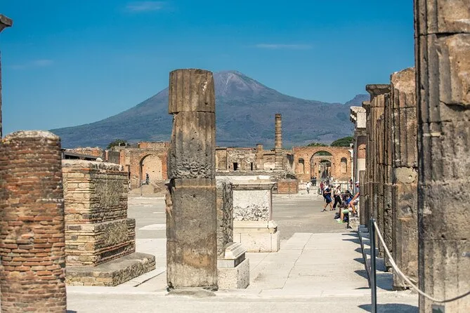 Colonne di pietra nel Foro di Pompei con il Vesuvio dietro
