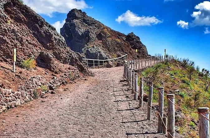 L'ampio sentiero di ghiaia con recinzioni di legno sul fianco del Vesuvio