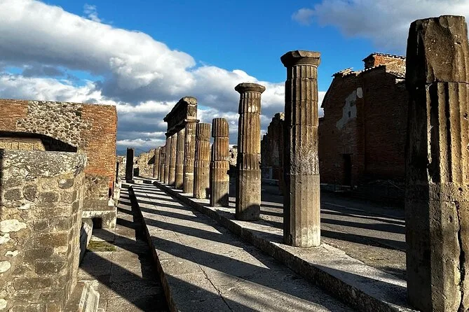Una lunga strada romana dritta fiancheggiata da colonne a Pompei