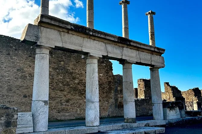 Colonne di un tempio di Pompei contro il cielo azzurro